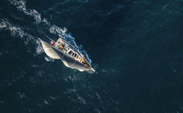 X-Yachts Xc 47, zeilboot varend van bovenaf