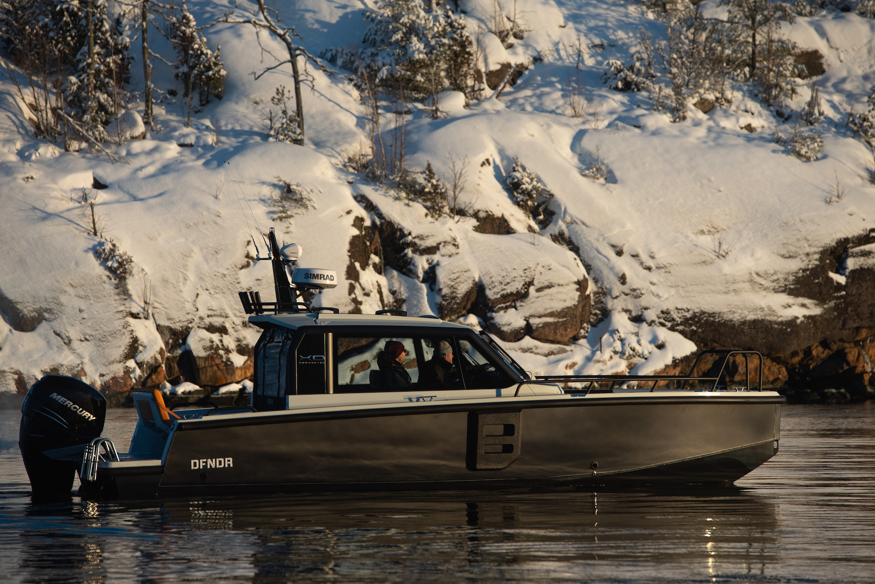 XO DFNDR 8, boot op winters meer