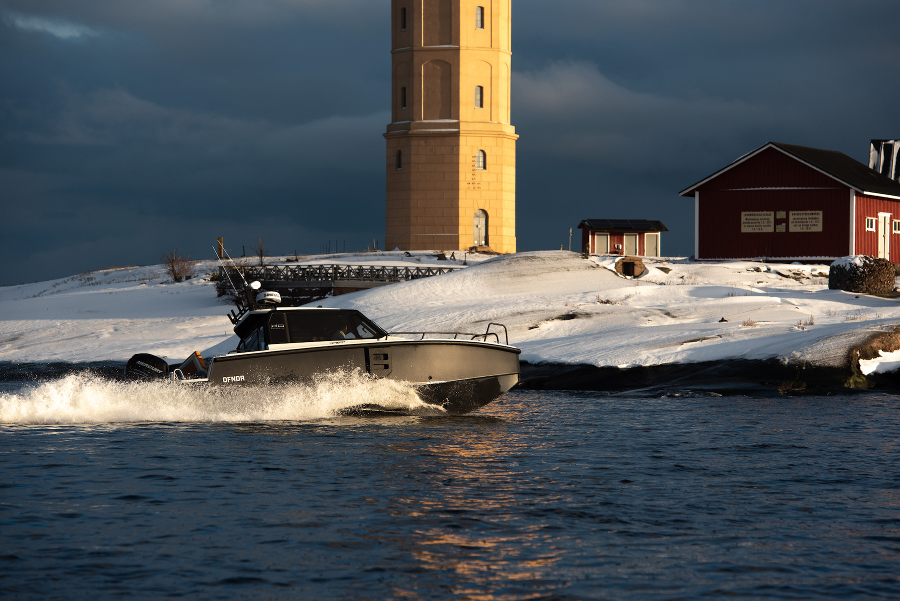 XO DFNDR 8, boot vaart bij vuurtoren
