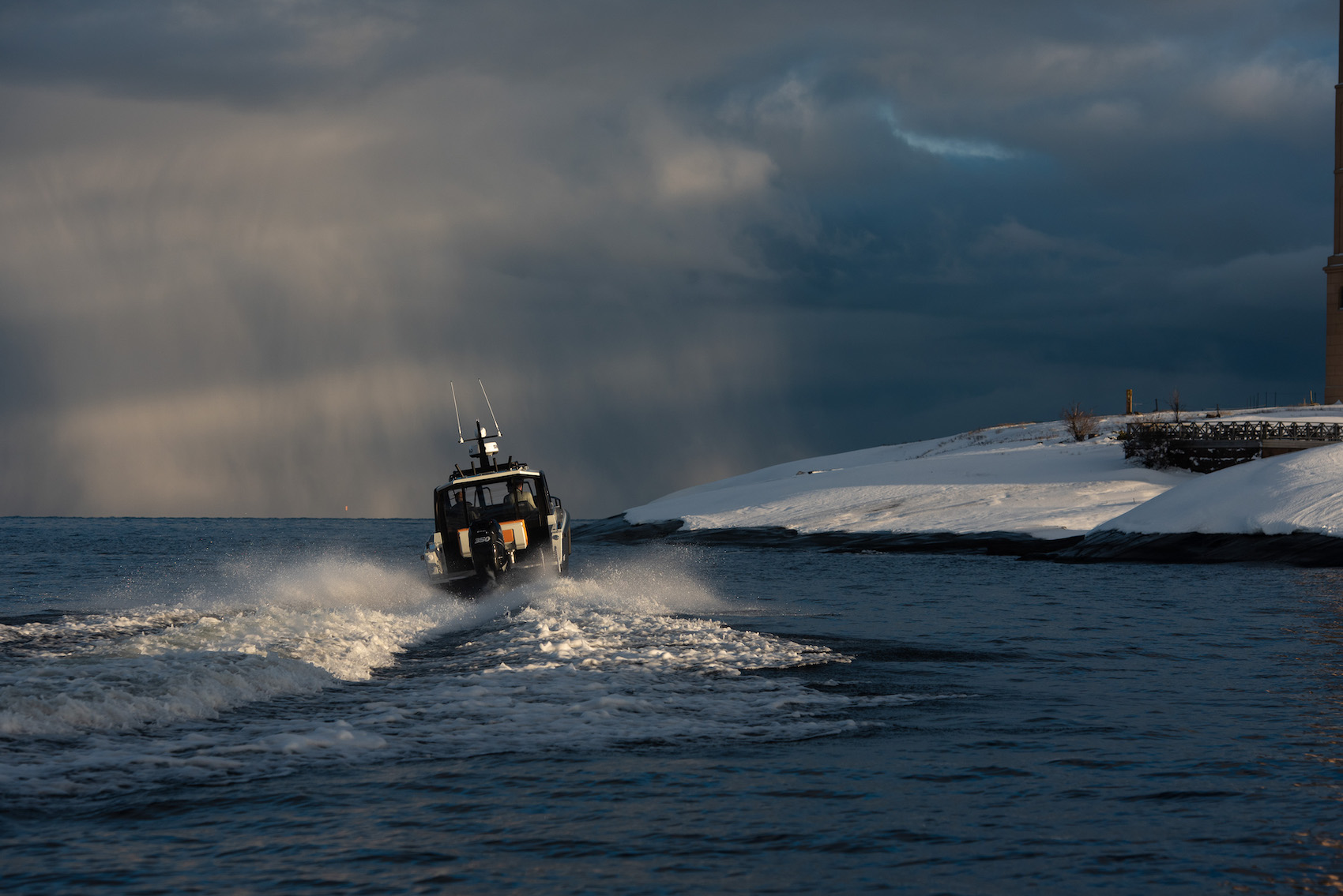 XO DFNDR 8, boot vaart door winters water