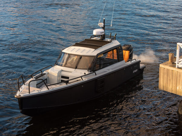 XO DFNDR 8, boot vaart naar houten steiger