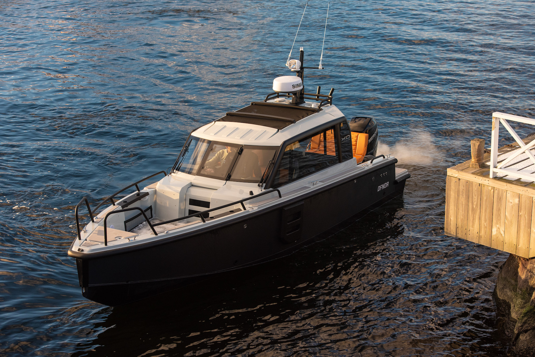 XO DFNDR 8, boot vaart naar houten steiger
