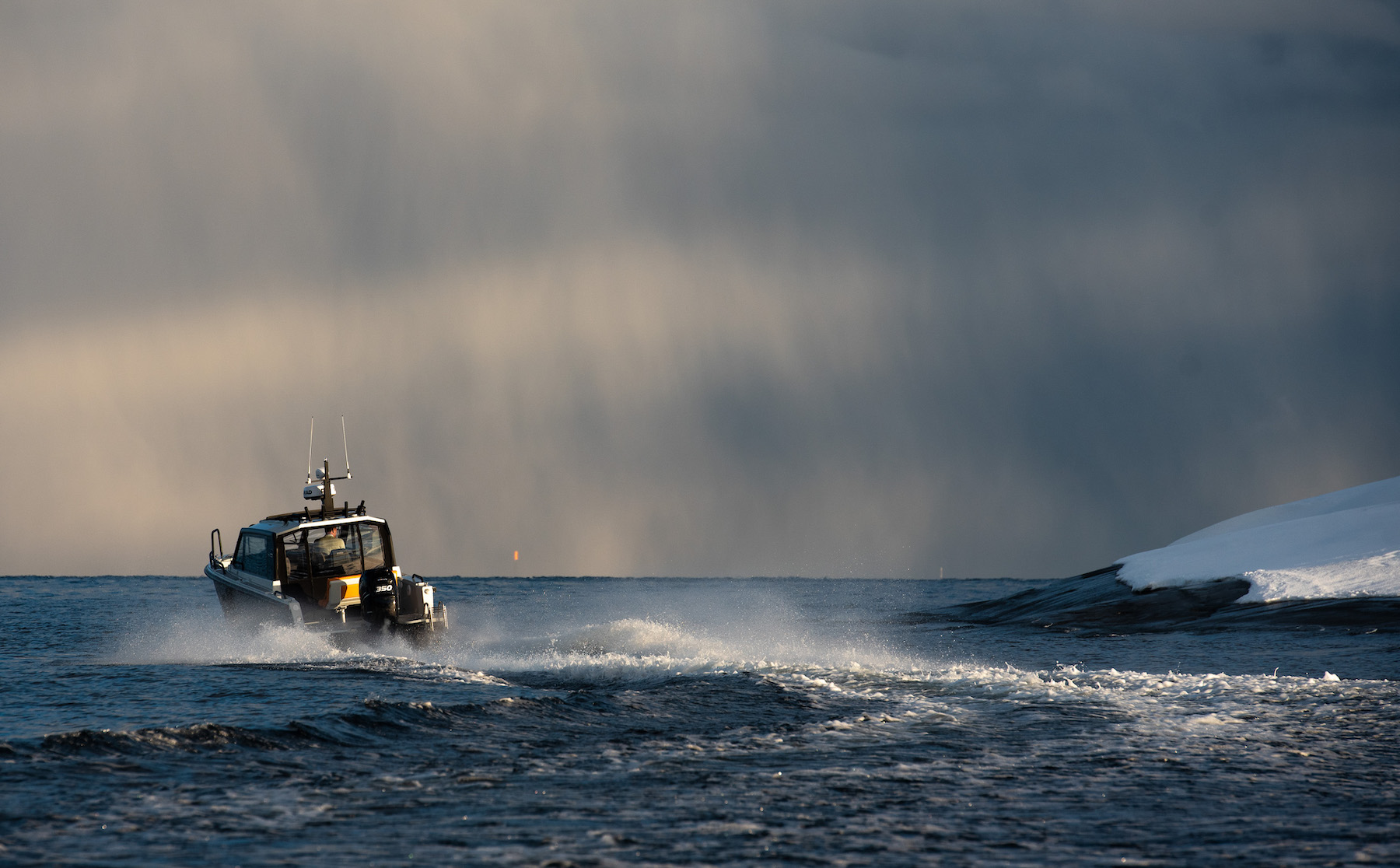 XO DFNDR 8, boot vaart snel over zee