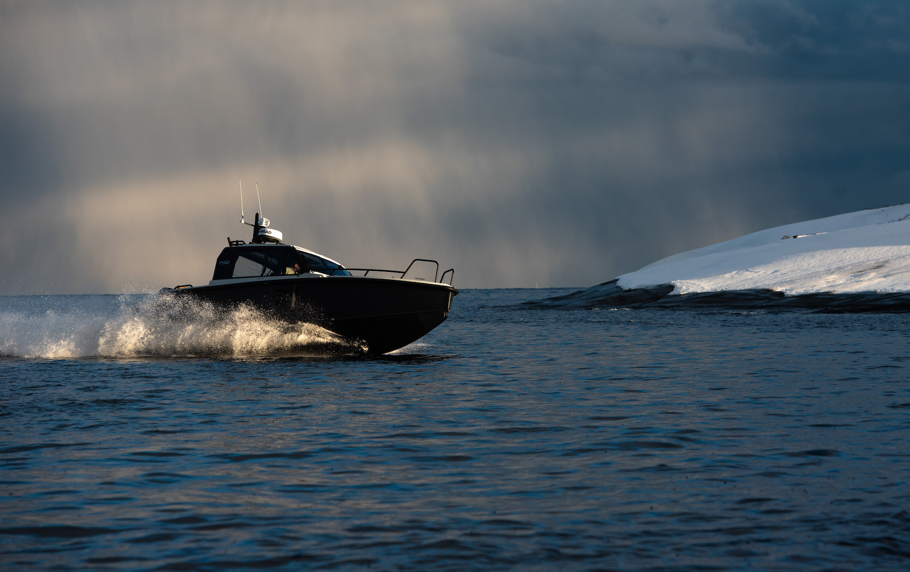 XO DFNDR 8, boot varend door water met sneeuw