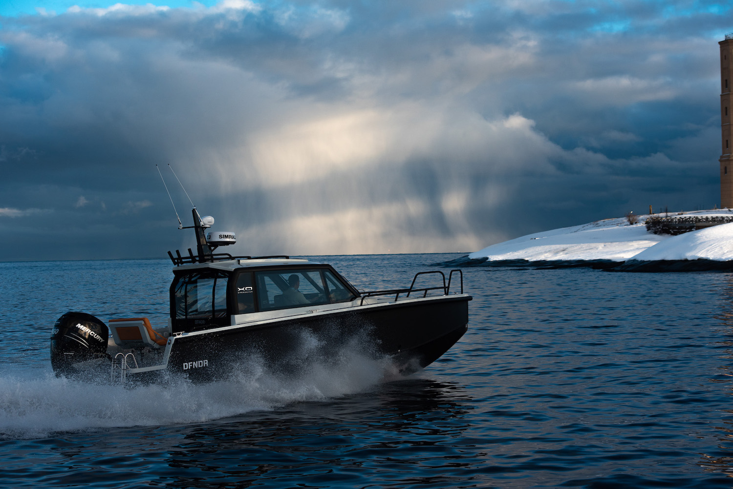 XO DFNDR 8, boot varend door water