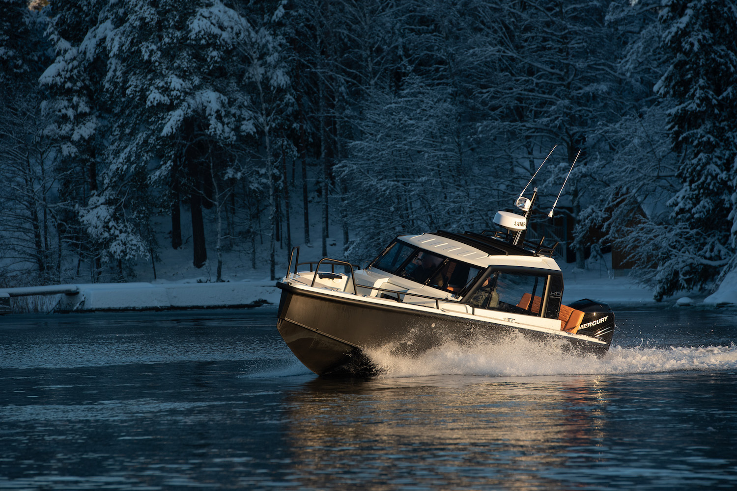 XO DFNDR 8, boot varend door winterlandschap