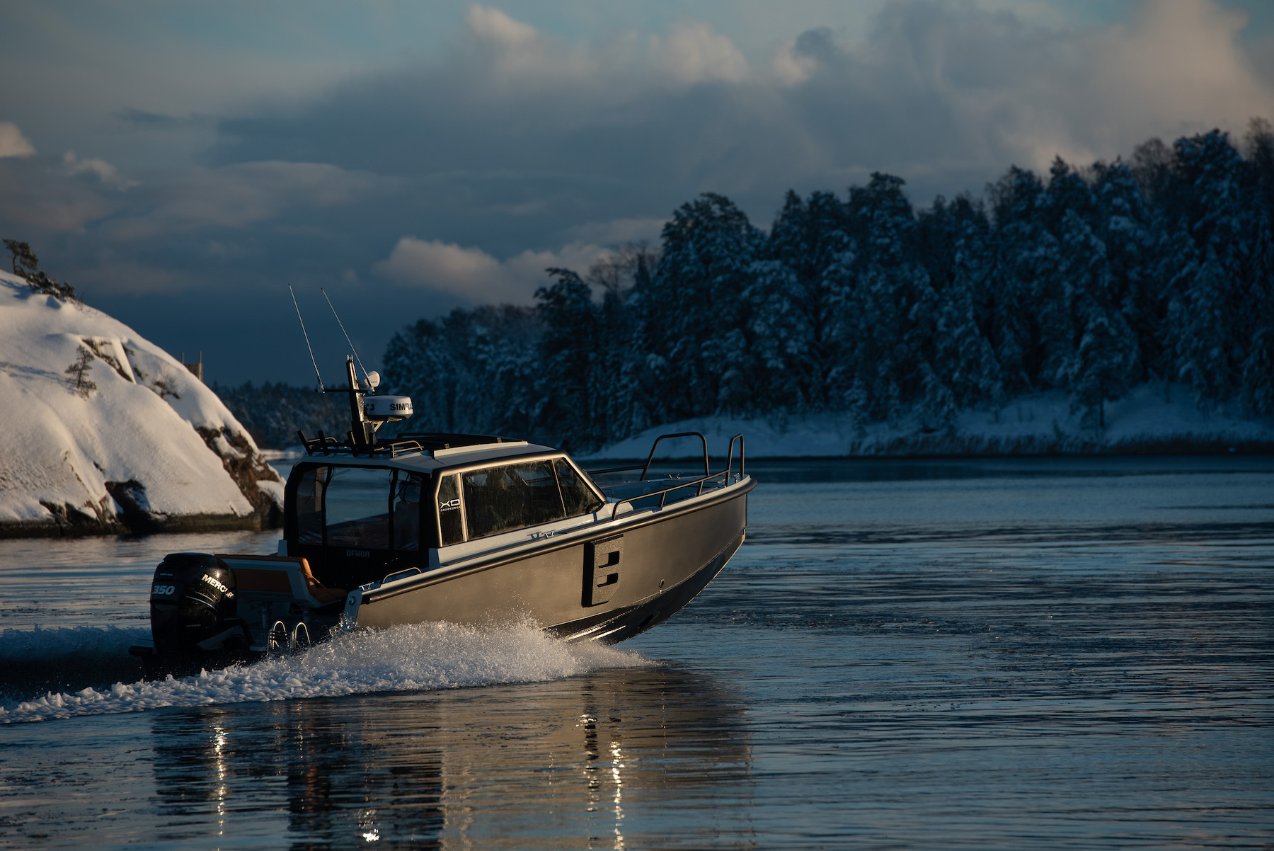 XO DFNDR 8, boot varend door winters water