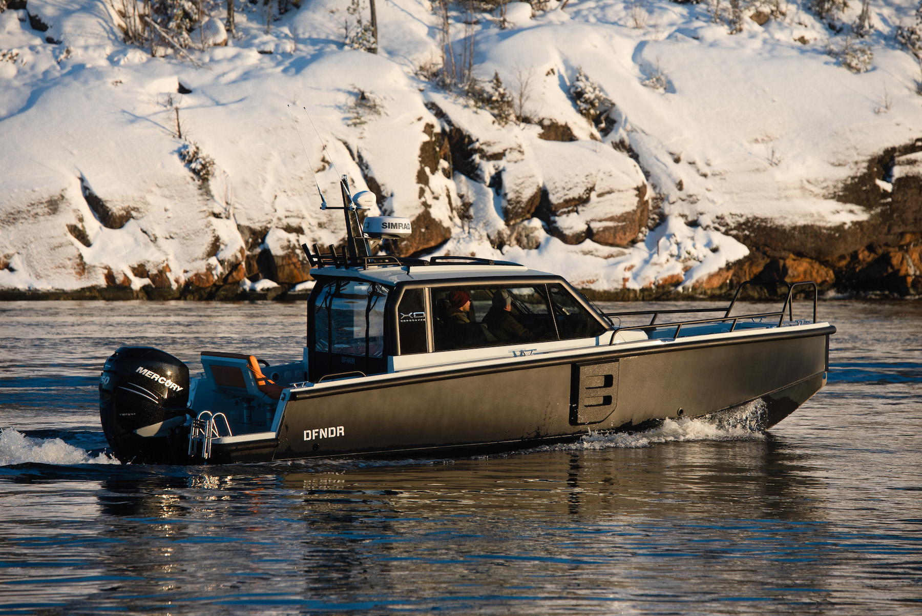 XO DFNDR 8, boot varend in besneeuwd landschap