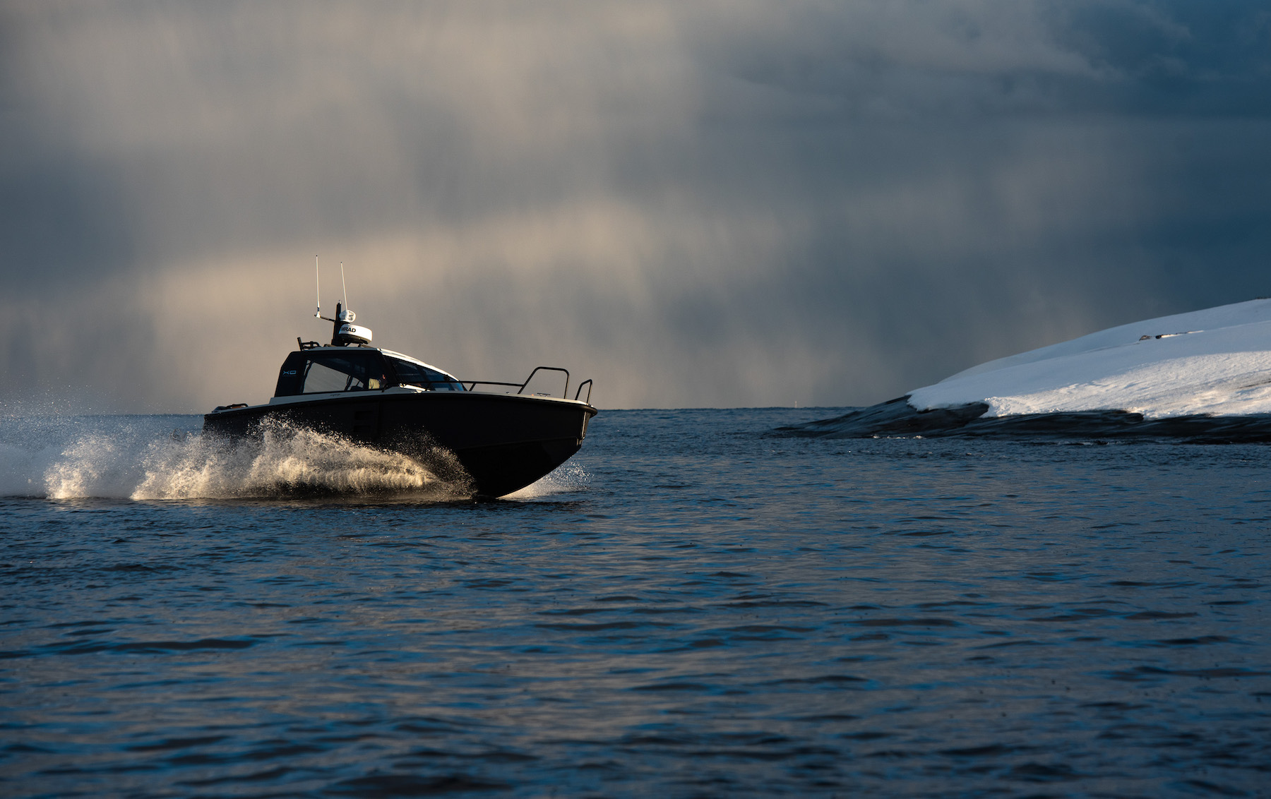 XO DFNDR 8, boot varend op water