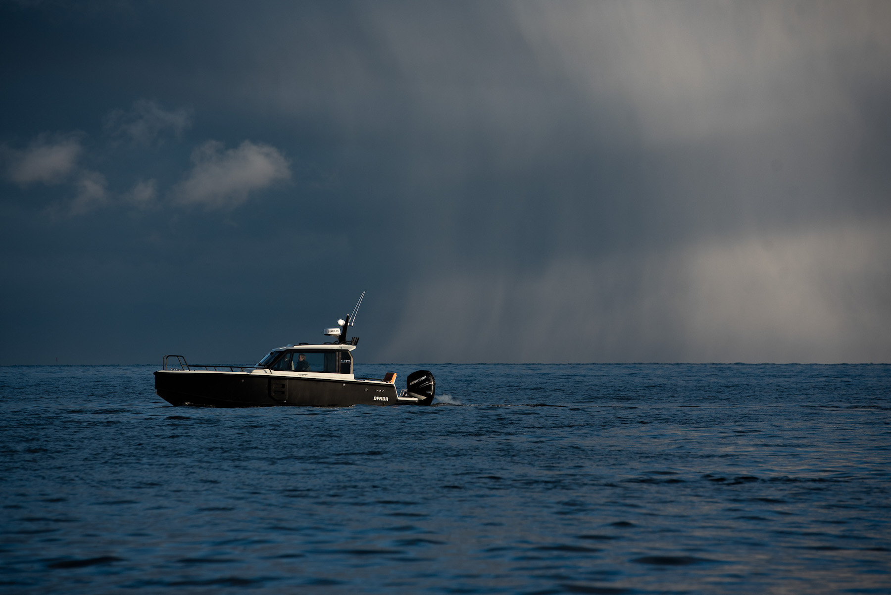 XO DFNDR 8, boot varend op zee