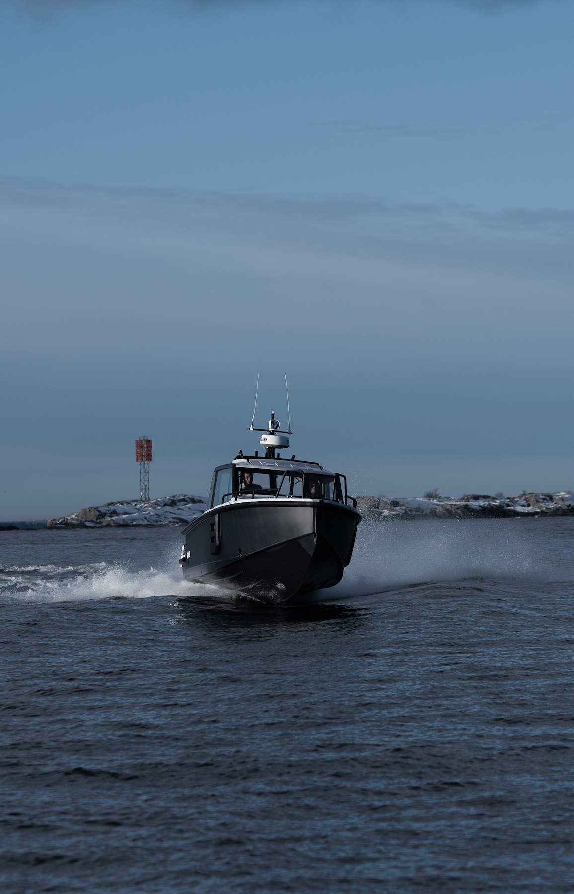 XO DFNDR 8, boot varend op zee