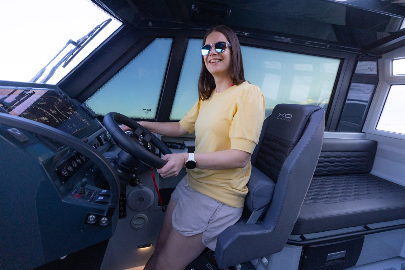 XO DFNDR 8, vrouw achter stuur boot