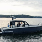 XO DFNDR 9, boot varend op water