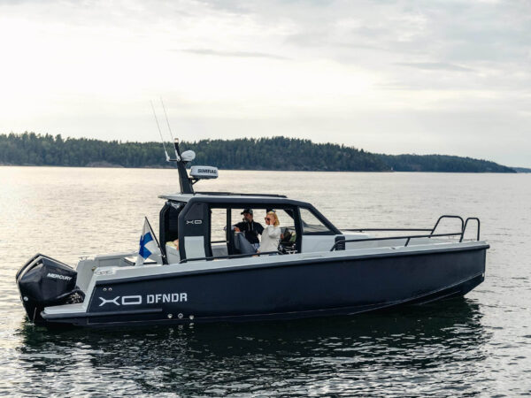XO DFNDR 9, boot varend op water
