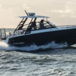 XO DSCVR 9 T-Top, boot varend op zee