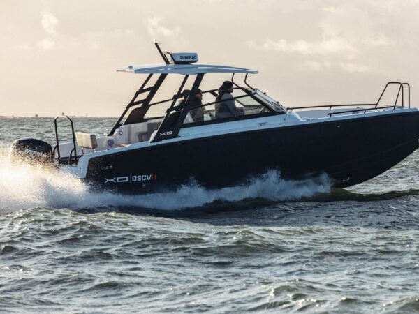 XO DSCVR 9 T-Top, boot varend op zee