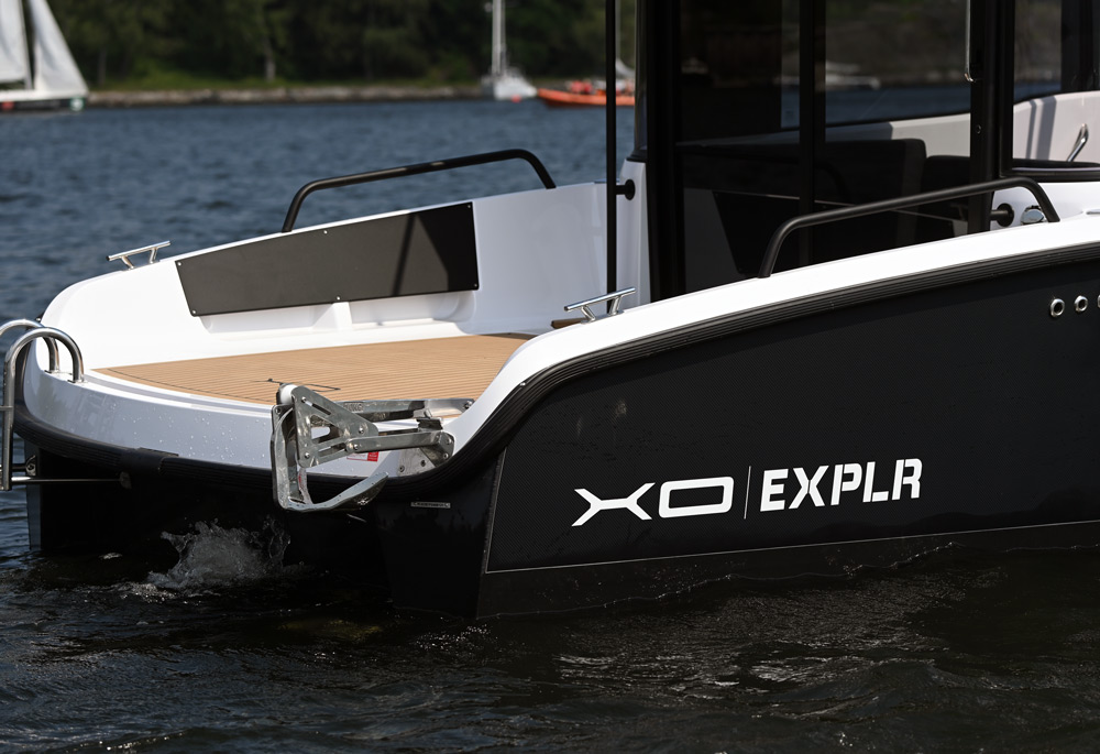 XO EXPLR 10 Sport+ IB, achtersteven boot met anker
