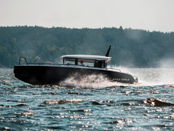 XO EXPLR 10 Sport+ IB, boot varend op water