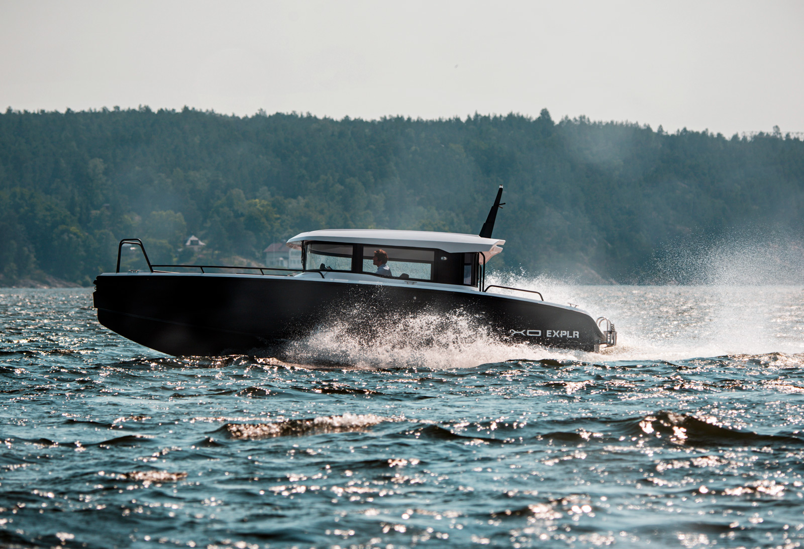 XO EXPLR 10 Sport+ IB, boot varend op water