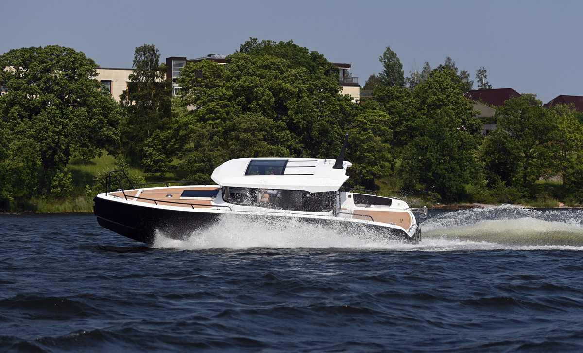 XO EXPLR 10 Sport+ IB, boot varend op water