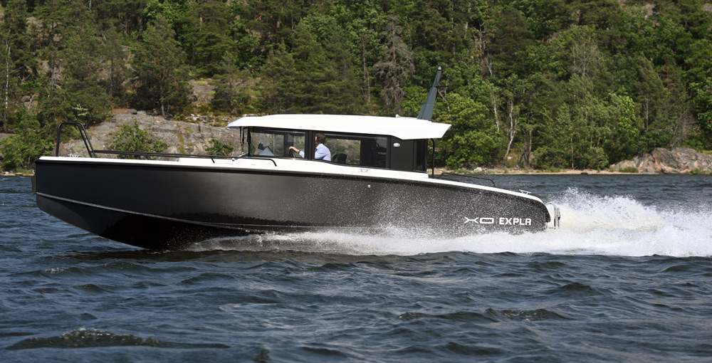 XO EXPLR 10 Sport+ IB, boot varend op water