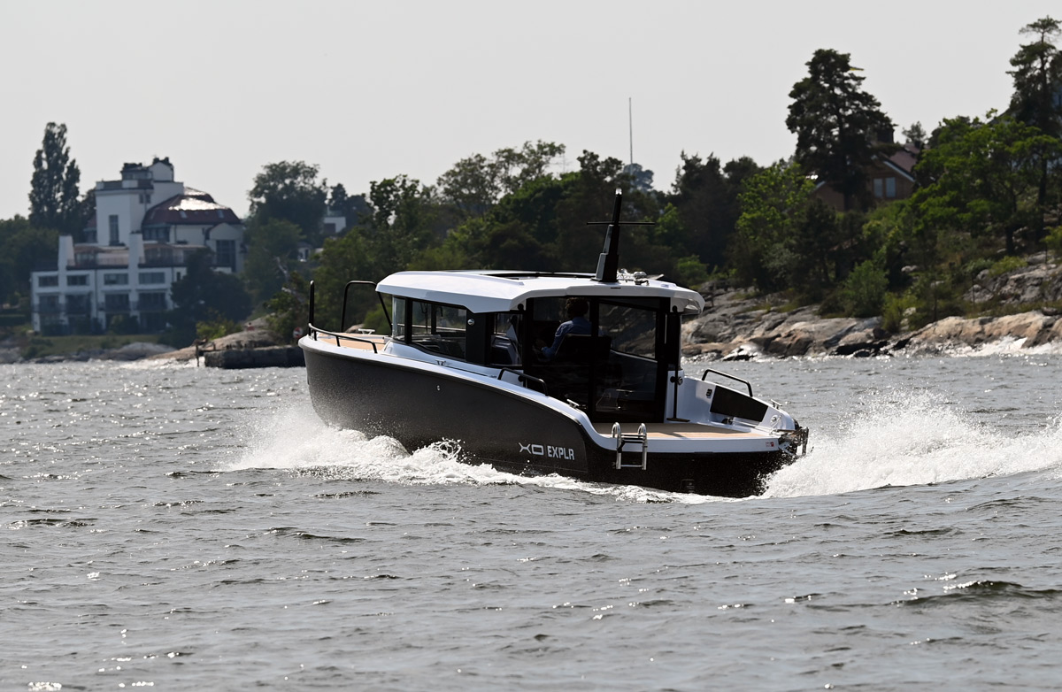 XO EXPLR 10 Sport+ IB, boot varend op water