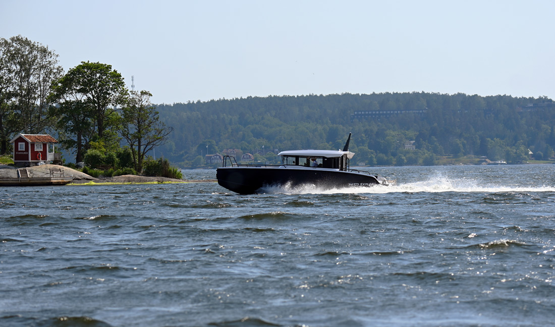 XO EXPLR 10 Sport+ IB, boot varend op water