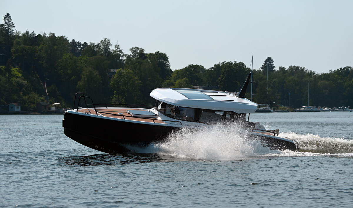 XO EXPLR 10 Sport+ IB, boot varend op water