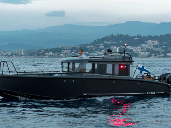 XO EXPLR 10 Sport, boot varend op zee