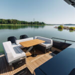 XO EXPLR 44, achterdek met zitbank en tafel
