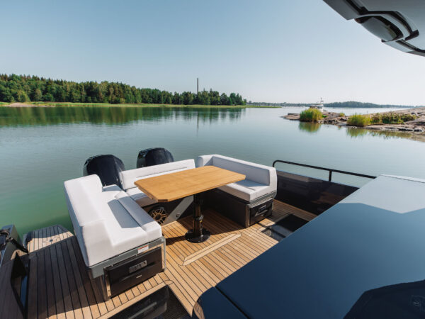 XO EXPLR 44, achterdek met zitbank en tafel