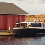 XO EXPLR 9, boot afgemeerd bij botenhuis