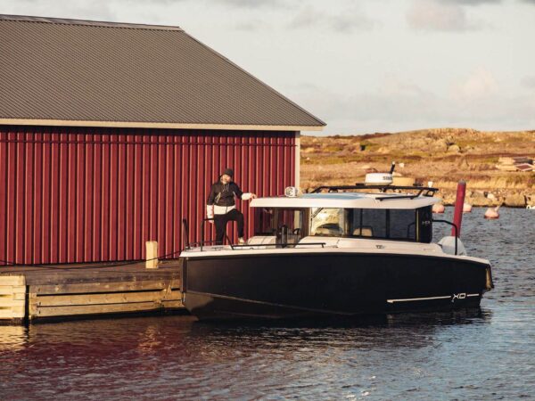 XO EXPLR 9, boot afgemeerd bij botenhuis