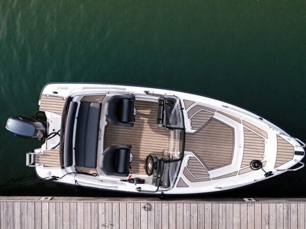 Yamarin 50 BR, boot van bovenaf afgemeerd