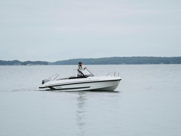 Yamarin 59 SC, boot varend op water