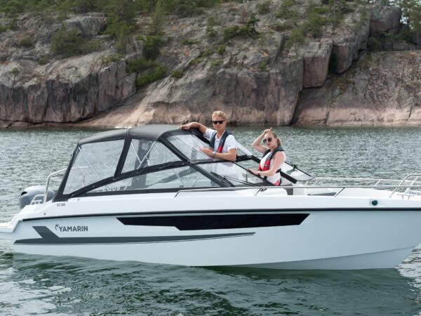 Yamarin 63 BR, boot met varende mensen