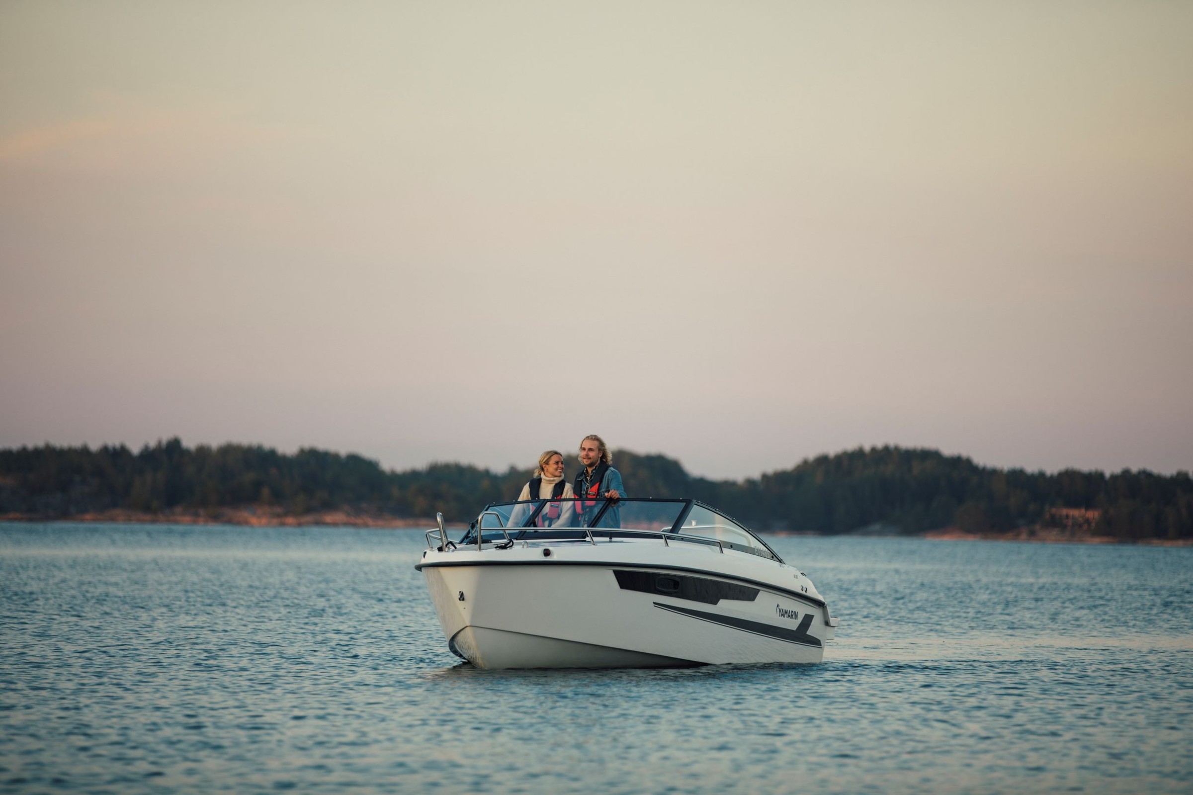 Yamarin 63 DC, boot varend op meer met stel