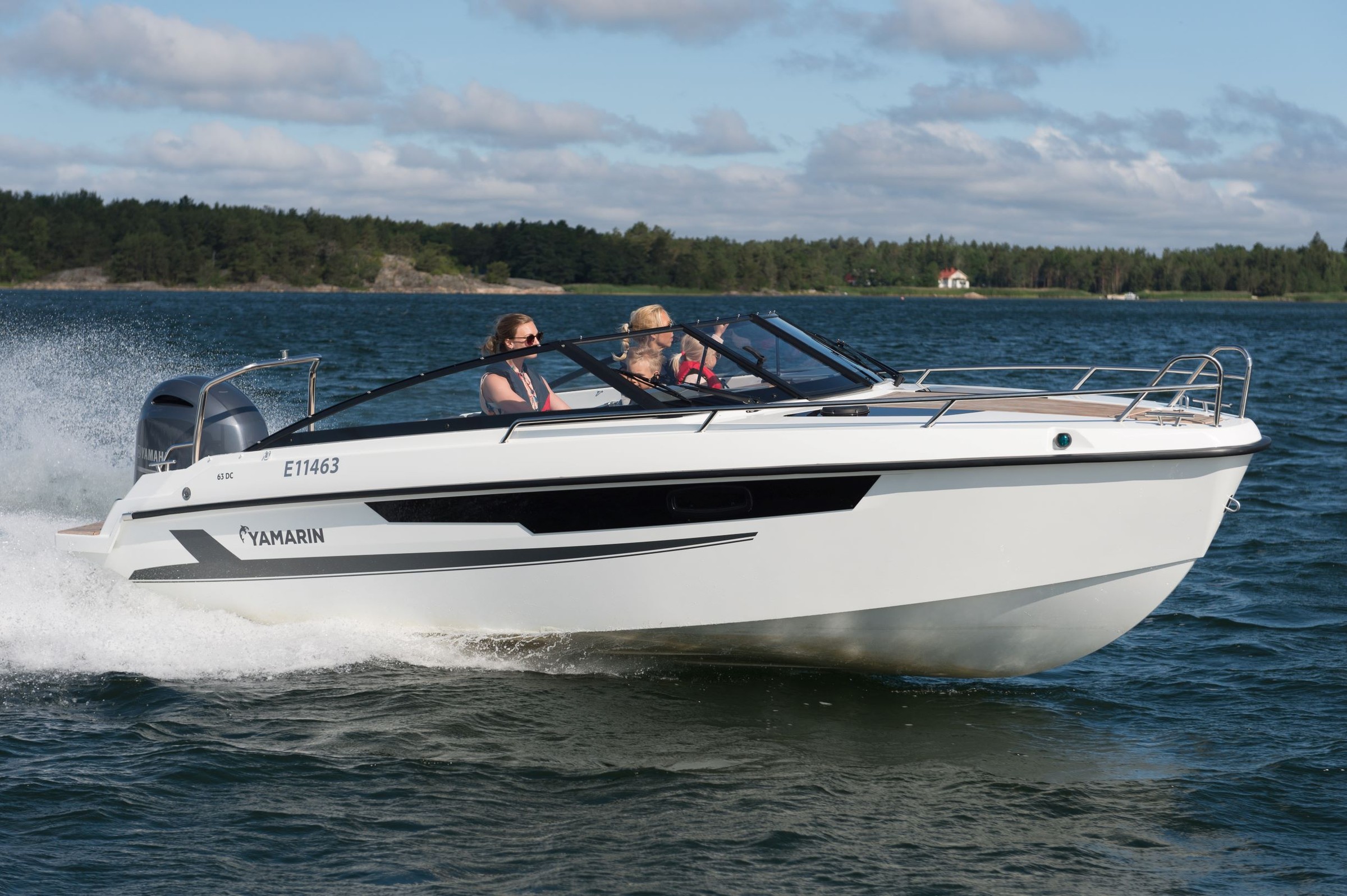 Yamarin 63 DC, boot varend op water