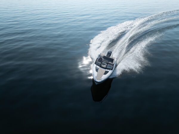 Yamarin 63 DC, speedboot varend met schuimend kielzog