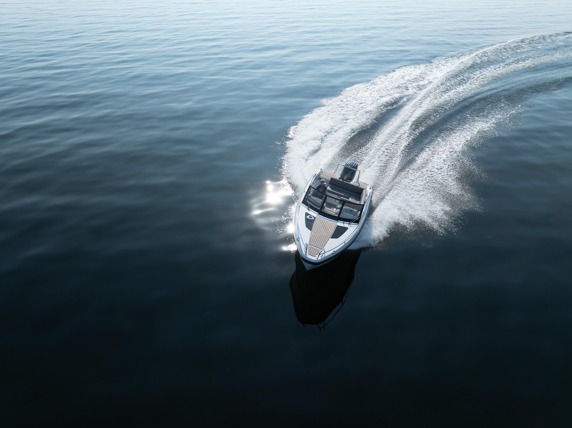 Yamarin 63 DC, speedboot varend met schuimend kielzog