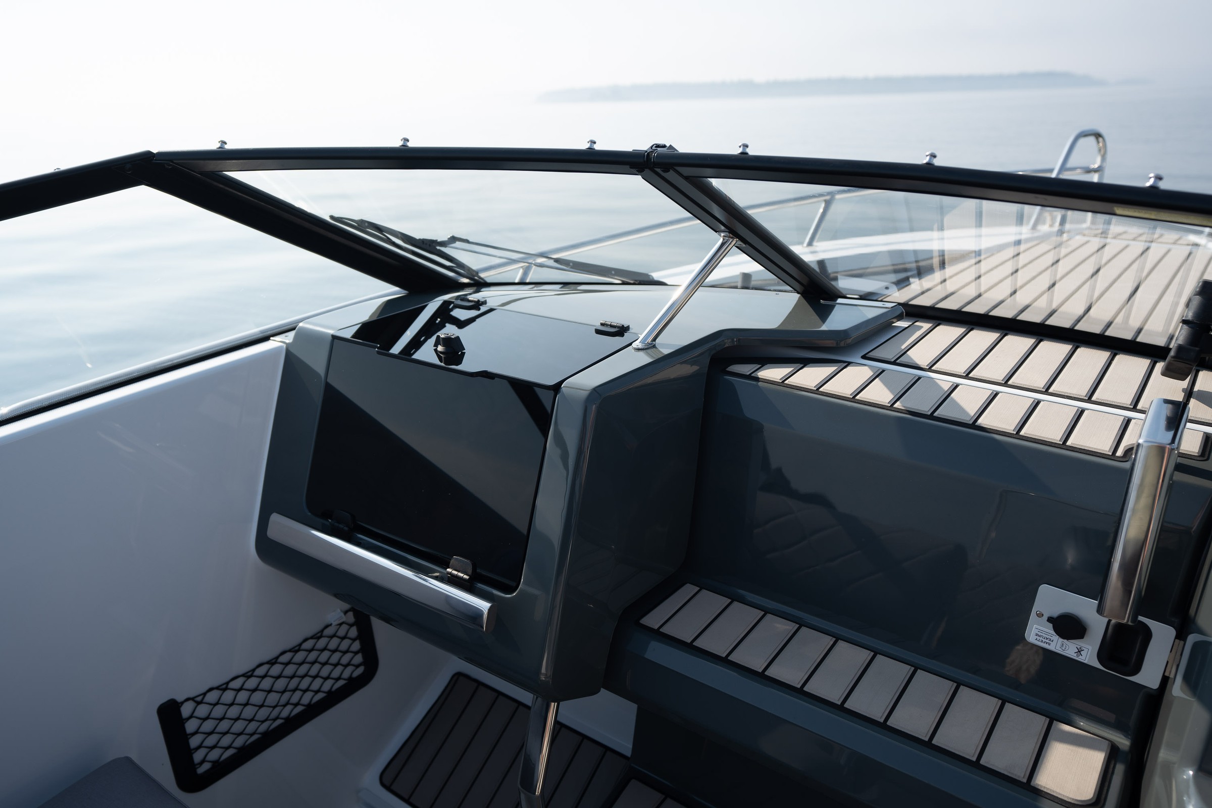 Yamarin 63 DC, voorschip met windscherm en dashboard