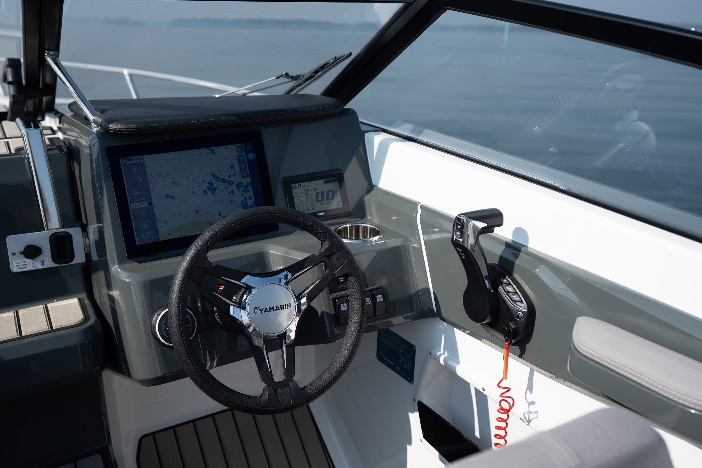 Yamarin 63 DC, stuurstand met stuurwiel en navigatiescherm