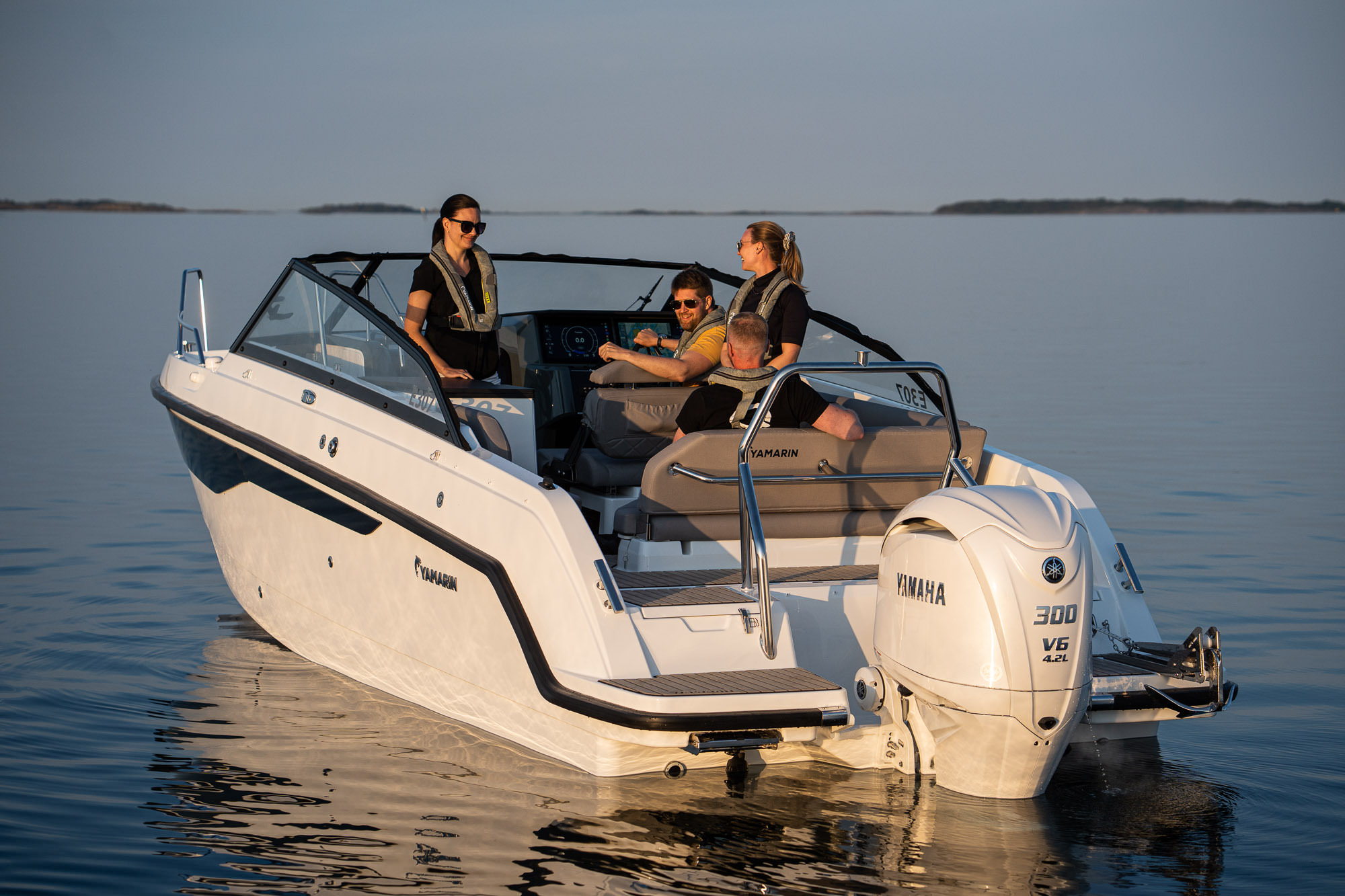 Yamarin 80 DC, boot met mensen op water