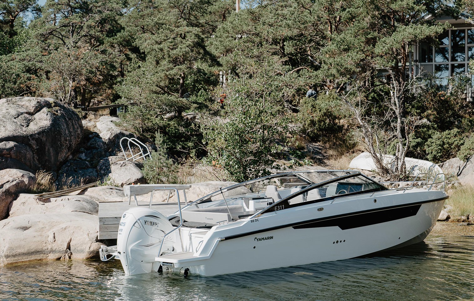 Yamarin 88 DC, boot afgemeerd bij rotsen