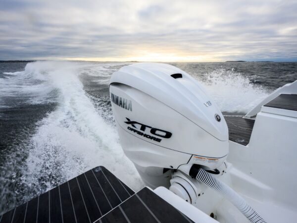 Yamarin 88 DC, yamaha buitenboordmotor met kielzog