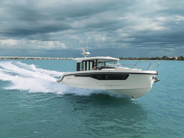 Yamarin Aura Cabin, boot varend op zee