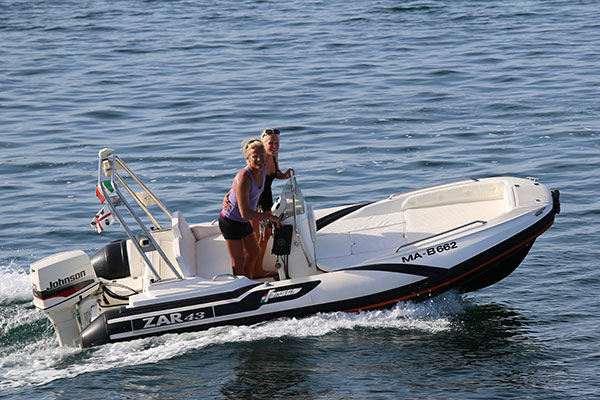 Zar Formenti Zar 43, boot varend op zee