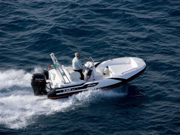 Zar Formenti Zar 47, boot varend op zee