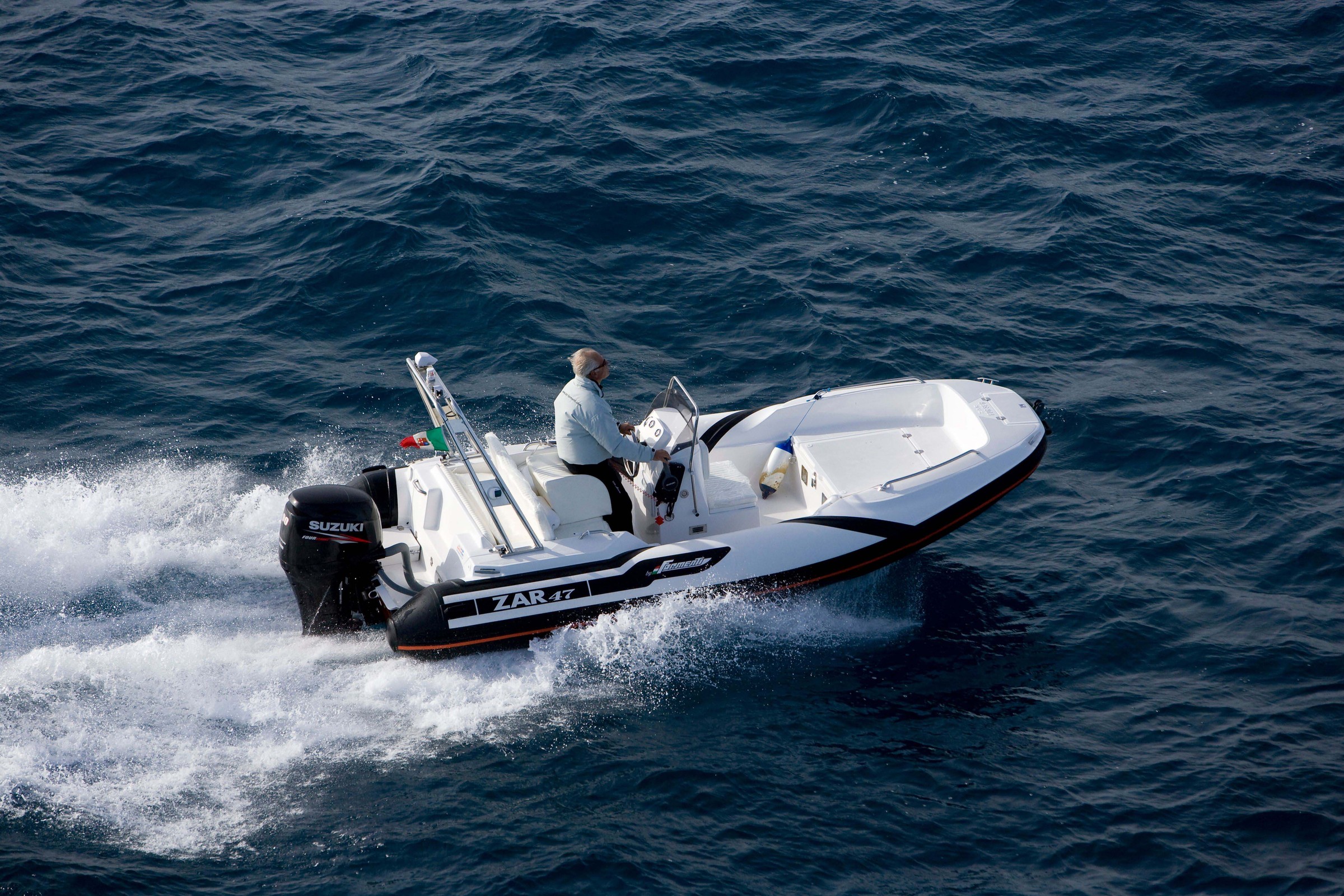 Zar Formenti Zar 47, boot varend op zee