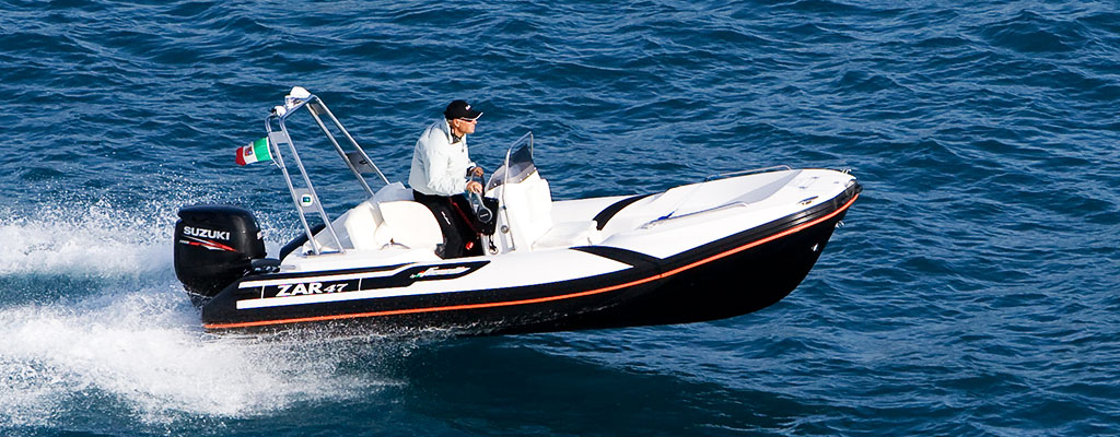 Zar Formenti Zar 47, rib boot varend op zee